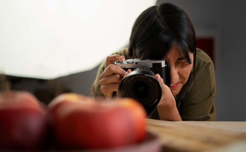 Fotografi “Minimalis Realistis” 2026: Tren Anti-AI yang Lagi Digemari Anak Muda