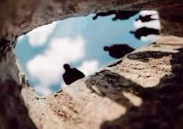 Kematian Megapixel: Mengapa Fotografer Jakarta April 2026 Kini Sengaja Memburu Foto ‘Rusak’ dan Bertekstur Analog?