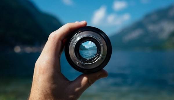 Lensa Sengaja Dirusak, Hasilnya Justru Lebih Hidup: Gaya ‘Post-Perfect’ Fotografer Jakarta